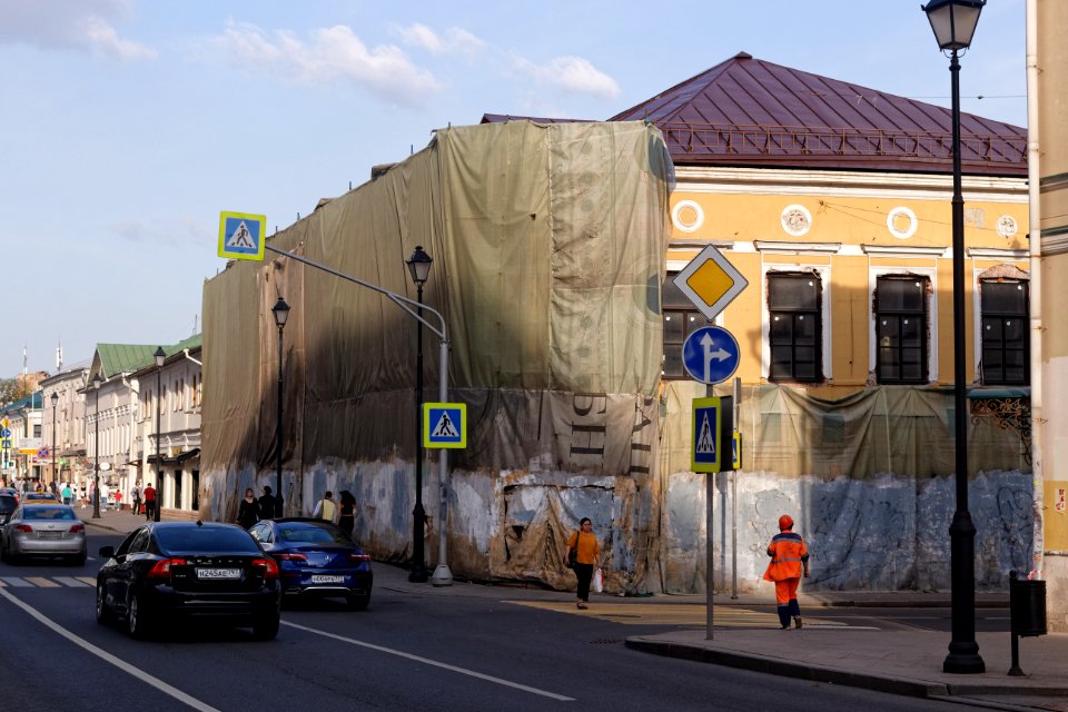Moscow, Pokrovka 10 in shrouds May 2021 01