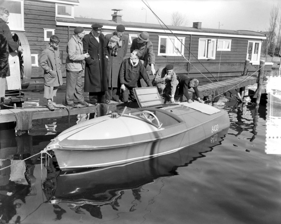 Motorboot vaart op karnemelk in Spaarne met Piloot Hogenhout, Bestanddeelnr 907-7089
