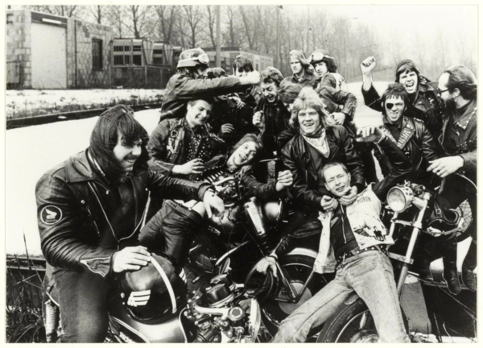 Motorclub Hell's Angels bij hun tijdelijk onderkomen op de verzakte kunstijsbaan. (montagefoto), NL-HlmNHA 54013227