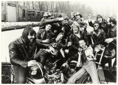 Motorclub Hell's Angels bij hun tijdelijk onderkomen op de verzakte kunstijsbaan. (montagefoto), NL-HlmNHA 54013227