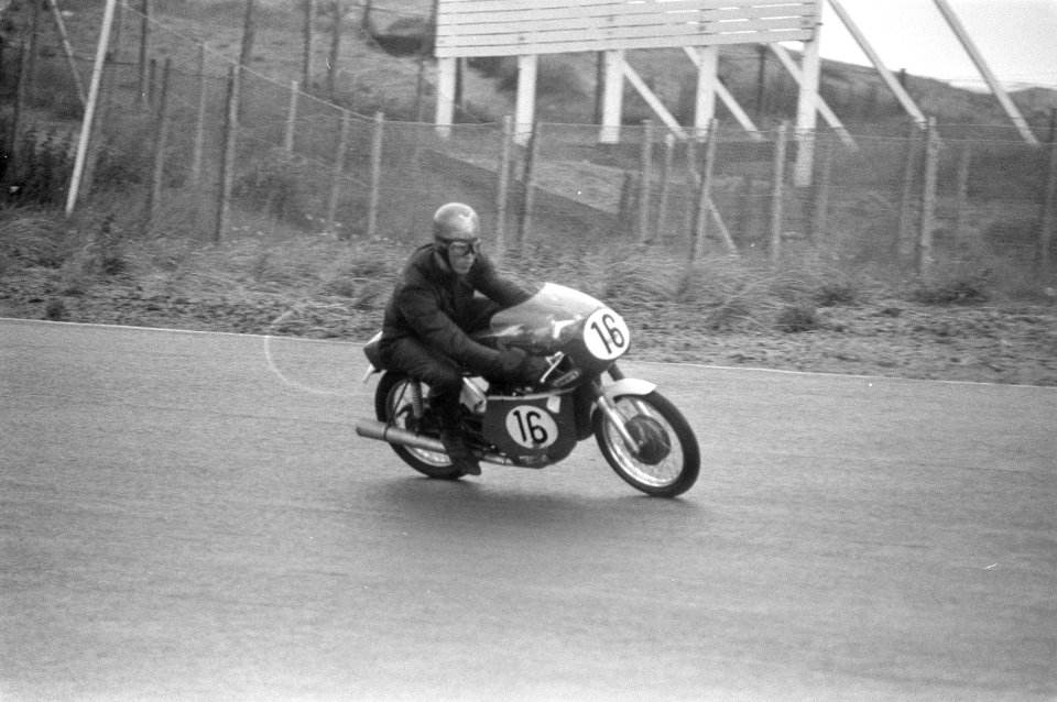 Motorcoureur Jan Strijbis in actie tijdens de races voor standaardmotoren op het, Bestanddeelnr 925-7120