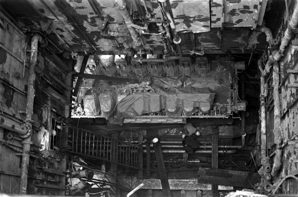 Motor door schoorsteen in schip geplaatst bij NDSM opdracht Continental Public , Bestanddeelnr 927-5294