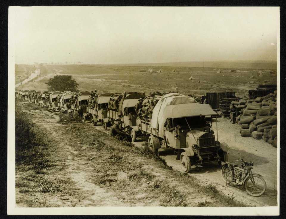 Motor buses taking the takers of Guillemont away for a rest, Bestanddeelnr 158-1029