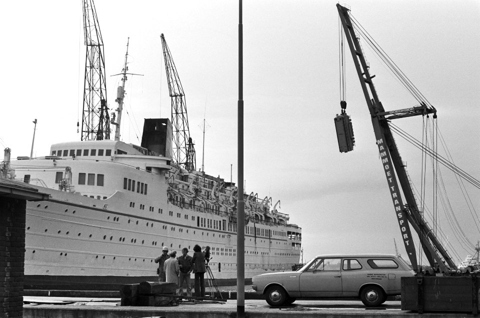 Motor door schoorsteen in schip geplaatst bij NDSM opdracht Continental Public , Bestanddeelnr 927-5289