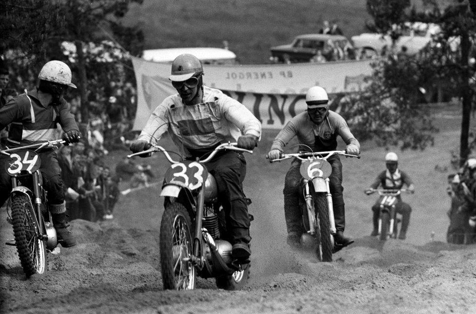 Motorcros 1962 De Zandberg te Bergharen (Jan Clynk, Frits Selling Frits Betzelb, Bestanddeelnr 913-9873