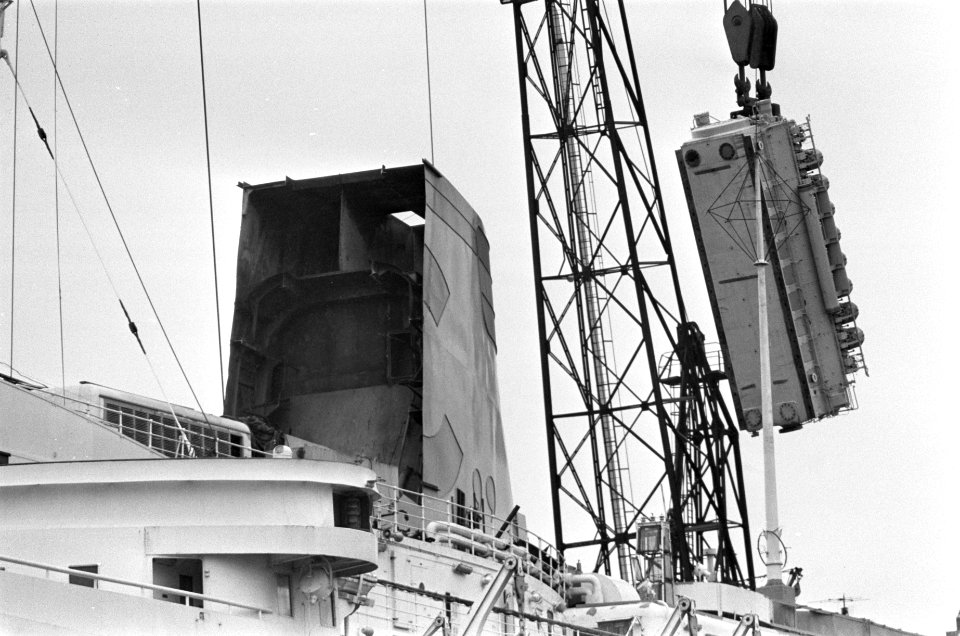 Motor door schoorsteen in schip geplaatst bij NDSM opdracht Continental Public , Bestanddeelnr 927-5286