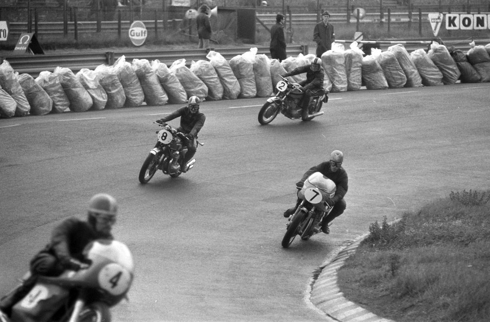 Motorcoureurs in actie tijdens de races voor standaardmotoren op het circuit van, Bestanddeelnr 925-7122