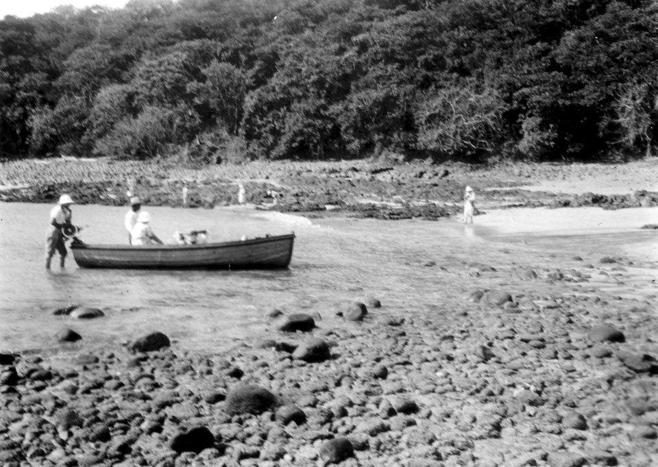 Motorbåten har gått in till stranden. Pearl Islands. Panama - SMVK - 004176