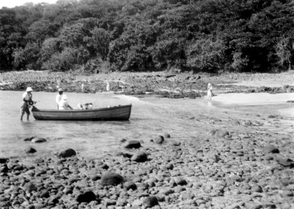 Motorbåten har gått in till stranden. Pearl Islands. Panama - SMVK - 004176