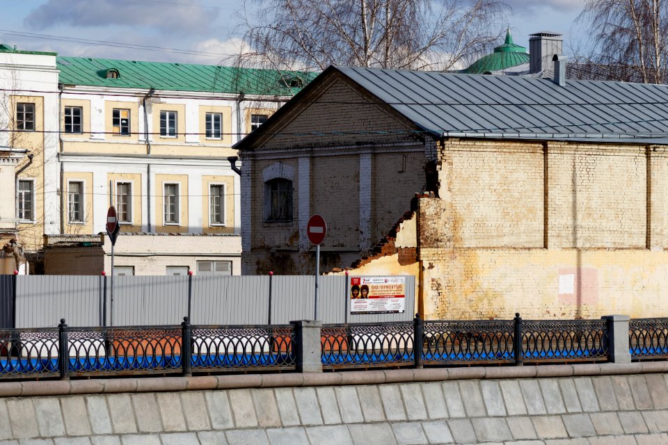 Moscow, Sadovnicheskaya Embankment, former stable building, March 2020 06