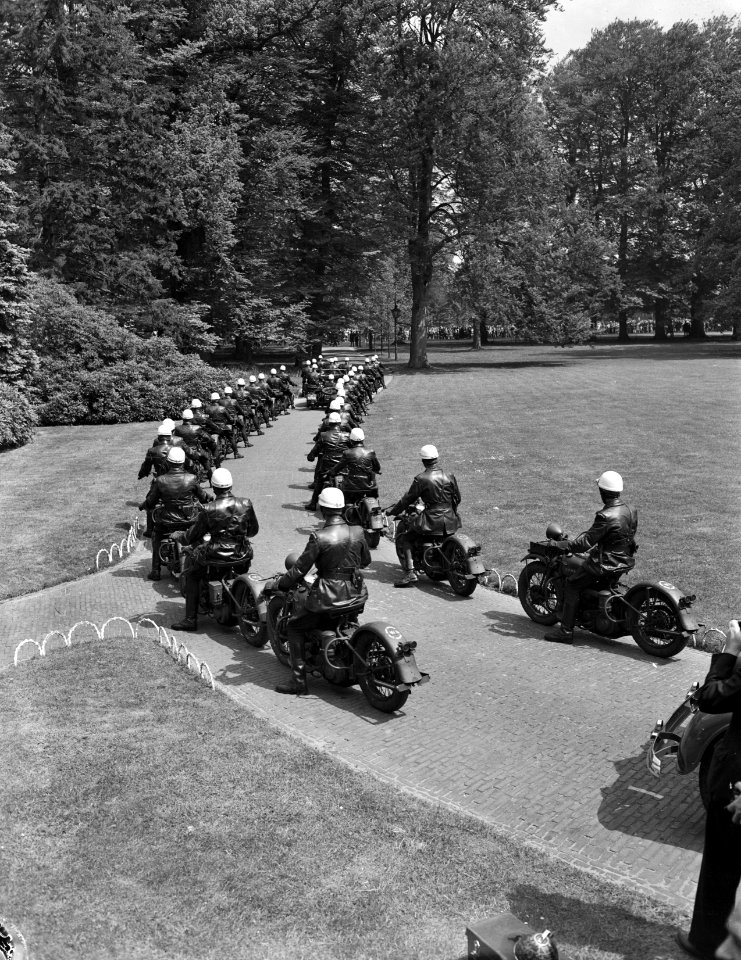 Motorescorte oprijlaan Soestdijk bij aankomst Churchill, Bestanddeelnr 901-7454