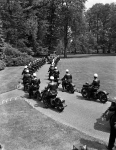 Motorescorte oprijlaan Soestdijk bij aankomst Churchill, Bestanddeelnr 901-7454
