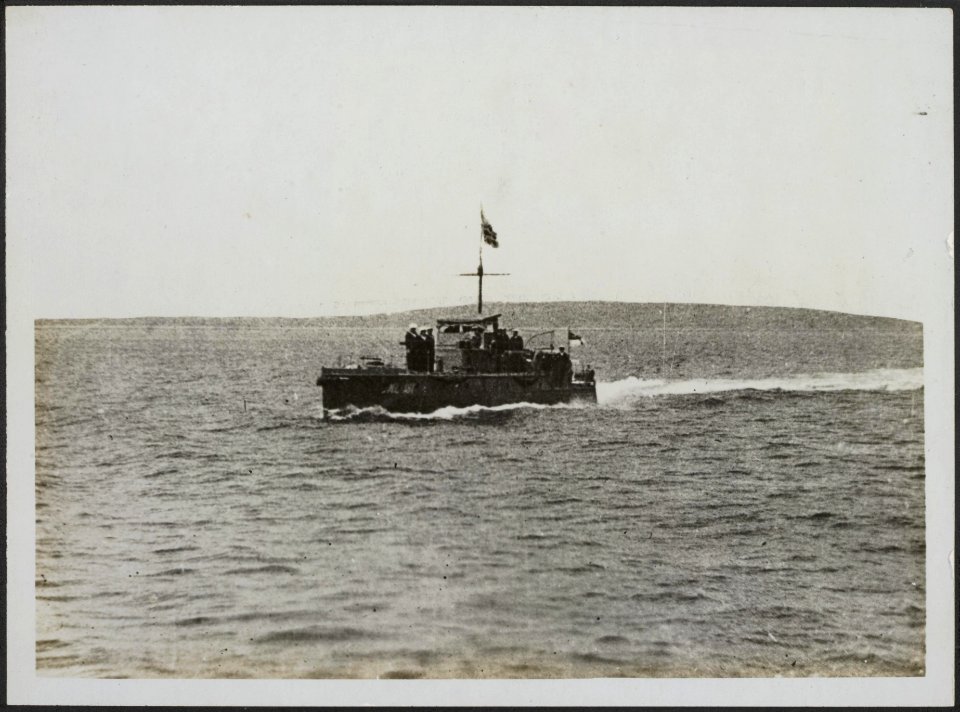 Motor Patrol boats going full speed to meet US Destroyers, Bestanddeelnr 158-1925