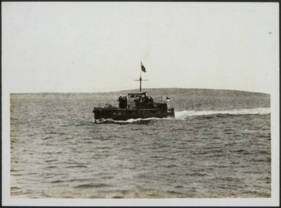 Motor Patrol boats going full speed to meet US Destroyers, Bestanddeelnr 158-1925