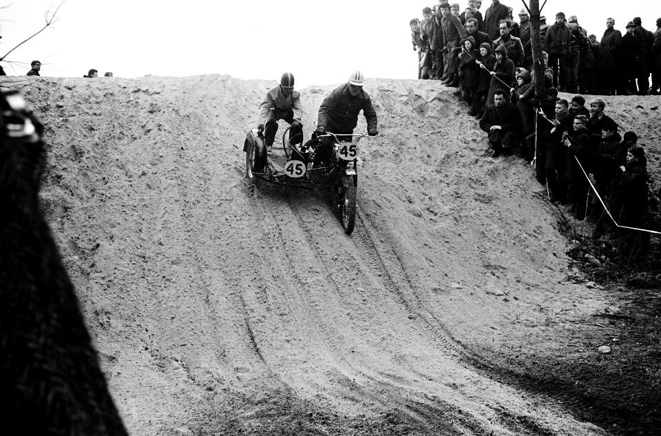 Motorcross in Gemert, vlak na de start van de internationalen kwam de Belg F. Sl, Bestanddeelnr 917-4551