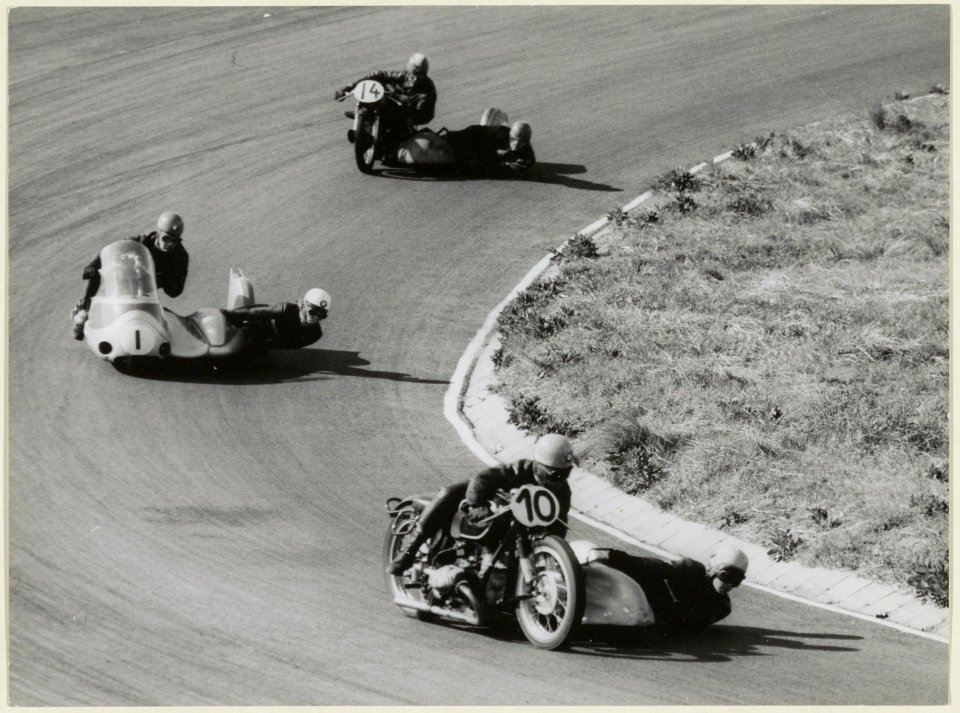 Motoren met zijspan in een bocht op het circuit. NL-HlmNHA 54004451
