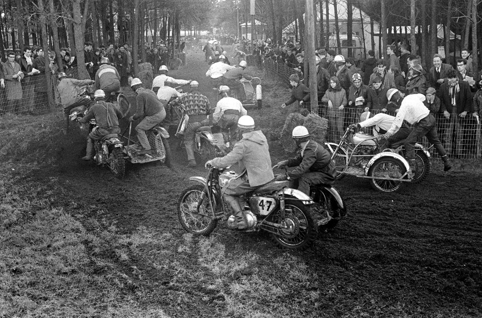 Motorcross in Gemert, motor met zijspan, Bestanddeelnr 918-8332