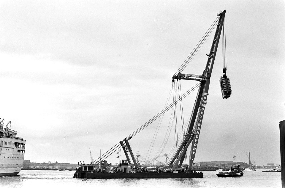 Motor door schoorsteen in schip geplaatst bij NDSM opdracht Continental Public , Bestanddeelnr 927-5288