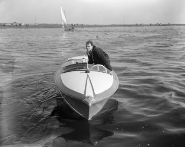 Motorboot vaart op karnemelk in Spaarne met Piloot Hogenhout, Bestanddeelnr 907-7090