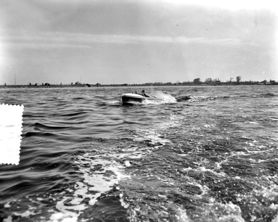 Motorboot vaart op karnemelk in Spaarne met Piloot Hogenhout, Bestanddeelnr 907-7092