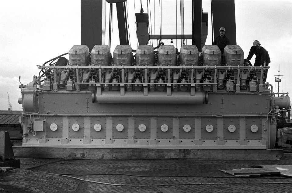 Motor door schoorsteen in schip geplaatst bij NDSM opdracht Continental Public , Bestanddeelnr 927-5297