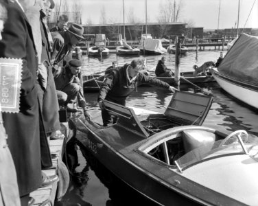 Motorboot vaart op karnemelk in Spaarne met Piloot Hogenhout, Bestanddeelnr 907-7088