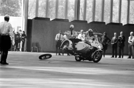 Motor met zijspan verliest wiel, Bestanddeelnr 927-9509