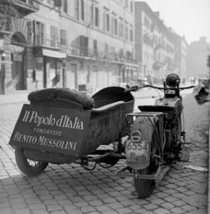 Motor met zijspan waarop reclame voor de krant Il Popolo d'Italia opgericht door, Bestanddeelnr 191-1184 photo
