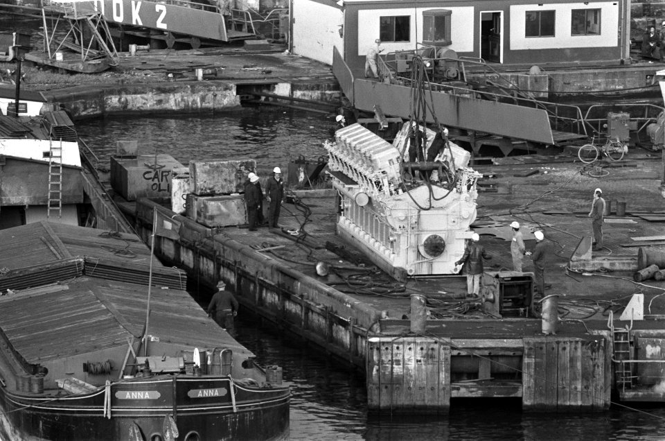 Motor door schoorsteen in schip geplaatst bij NDSM opdracht Continental Public , Bestanddeelnr 927-5299