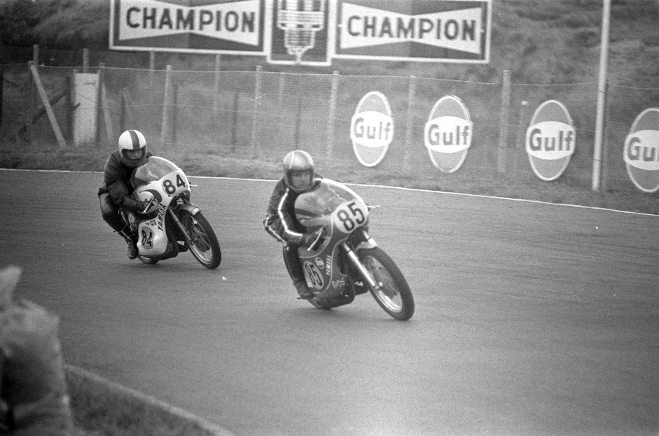 Motorcoureurs in actie tijdens de races voor standaardmotoren op het circuit van, Bestanddeelnr 925-7121