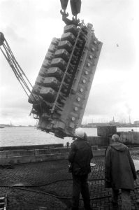 Motor door schoorsteen in schip geplaatst bij NDSM opdracht Continental Public , Bestanddeelnr 927-5295