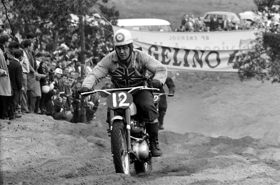 Motorcros 1962 De Zandberg te Bergharen Jeff Smith (19), Bestanddeelnr 913-9881