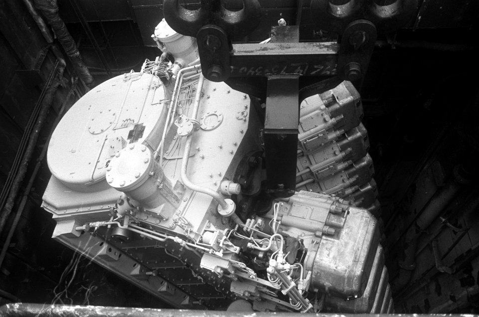 Motor door schoorsteen in schip geplaatst bij NDSM opdracht Continental Public , Bestanddeelnr 927-5292