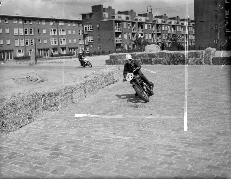 Motoren ronken door Amsterdam, Bestanddeelnr 902-2630