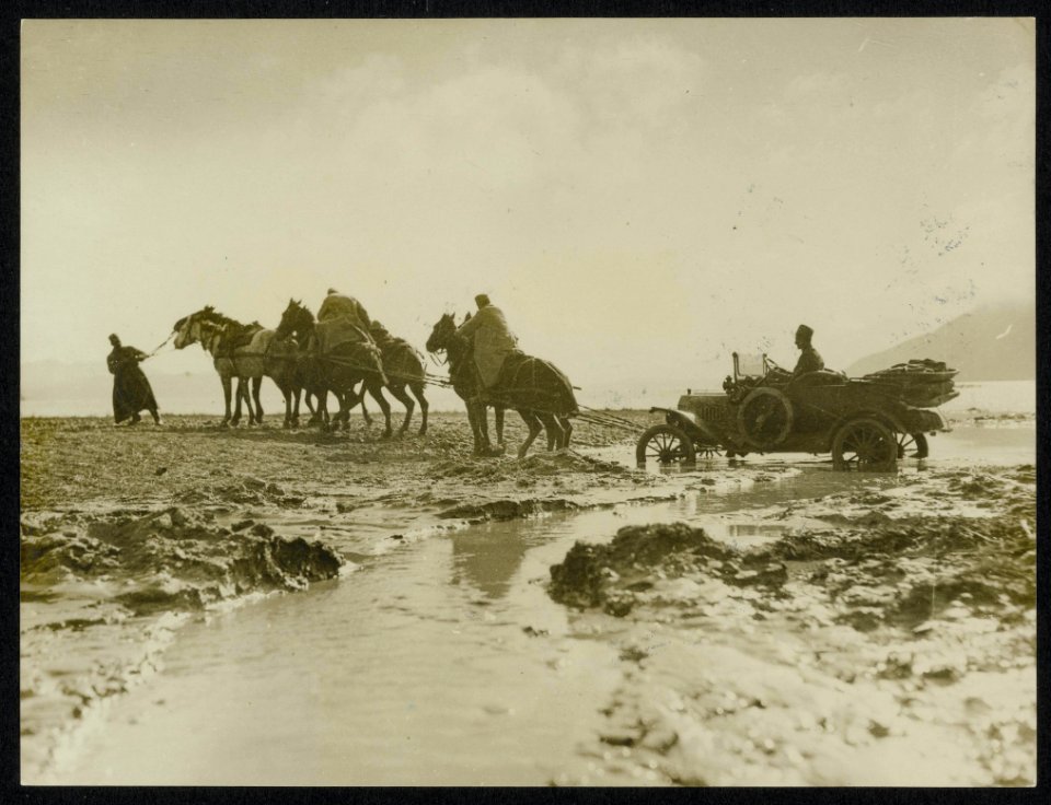 Motoring in the Balkans. Serbian artilleryhorses lend their help., Bestanddeelnr 158-0123