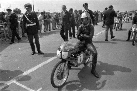 Motorcoureur Jan de Vries met zijn Van Veen-Kreidler in de 50 cc klasse, Bestanddeelnr 925-6898