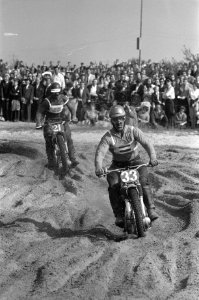 Motorcross in Schijndel Gunna Johansson (nummer 21) en Broer Dirkx (nummer 35), Bestanddeelnr 912-8697