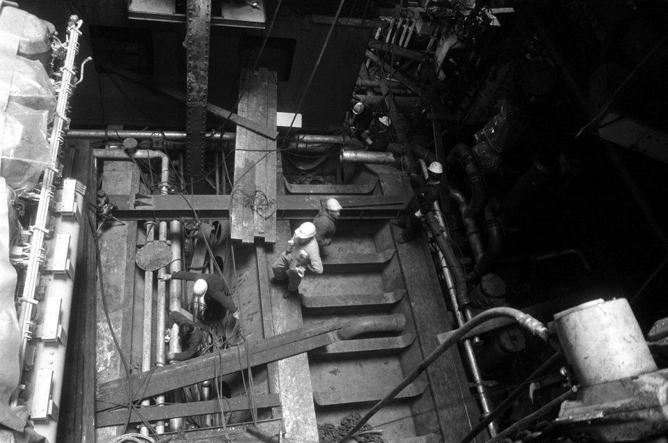 Motor door schoorsteen in schip geplaatst bij NDSM opdracht Continental Public , Bestanddeelnr 927-5298