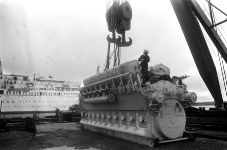 Motor door schoorsteen in schip geplaatst bij NDSM opdracht Continental Public , Bestanddeelnr 927-5301