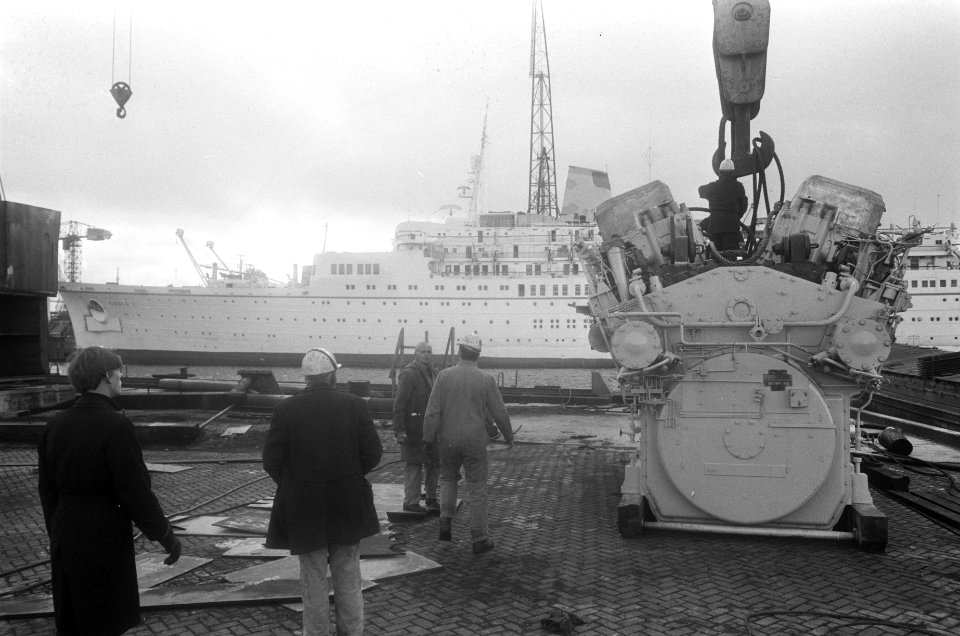 Motor door schoorsteen in schip geplaatst bij NDSM opdracht Continental Public , Bestanddeelnr 927-5300