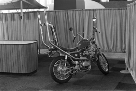 Motorfiets staat klaar voor de show, Bestanddeelnr 924-3647