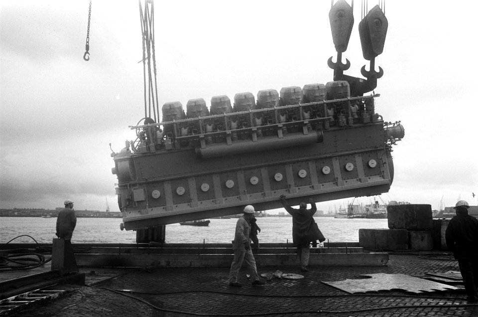 Motor door schoorsteen in schip geplaatst bij NDSM opdracht Continental Public , Bestanddeelnr 927-5296