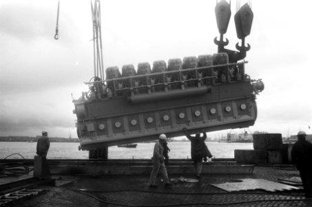 Motor door schoorsteen in schip geplaatst bij NDSM opdracht Continental Public , Bestanddeelnr 927-5296