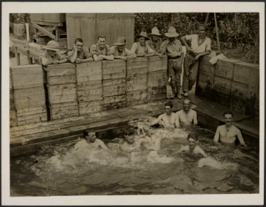 Motor drivers of an M.T. Motor Transport Company have built a fine bath from b, Bestanddeelnr 158-2498
