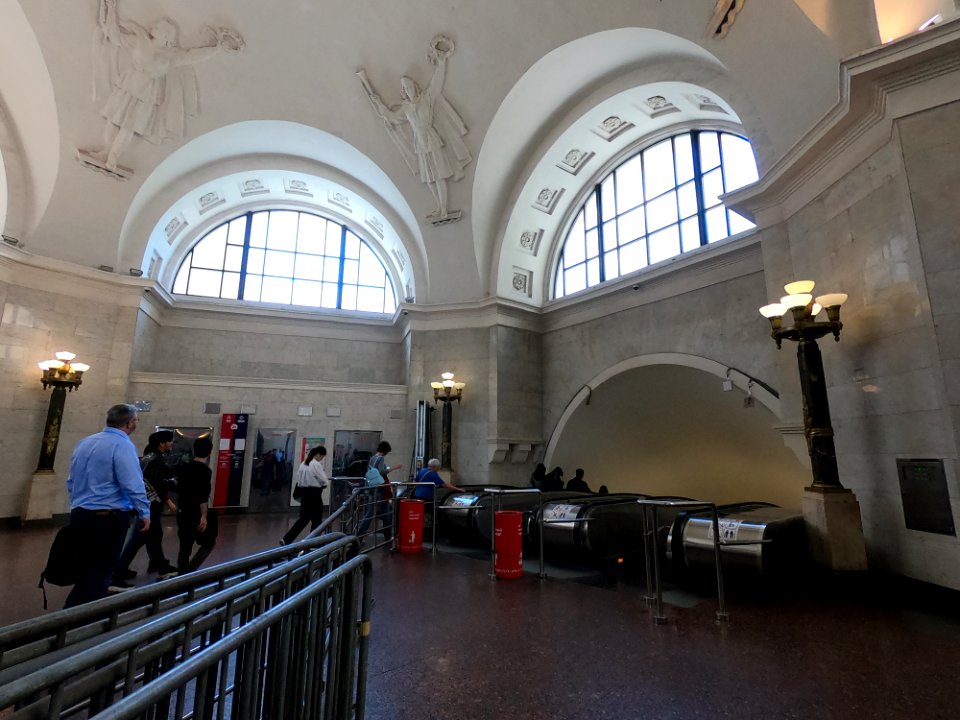 Moscow Metro Ortyabrskaya koltsevaya vestibule 2019-07