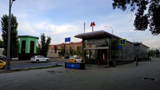 Moscow metro Akademichesjaya entrance 2019-05
