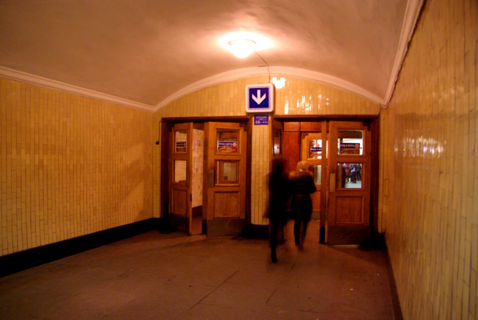 Moscow metro Ploshad Revolutsii 2008-12 east entrance 11