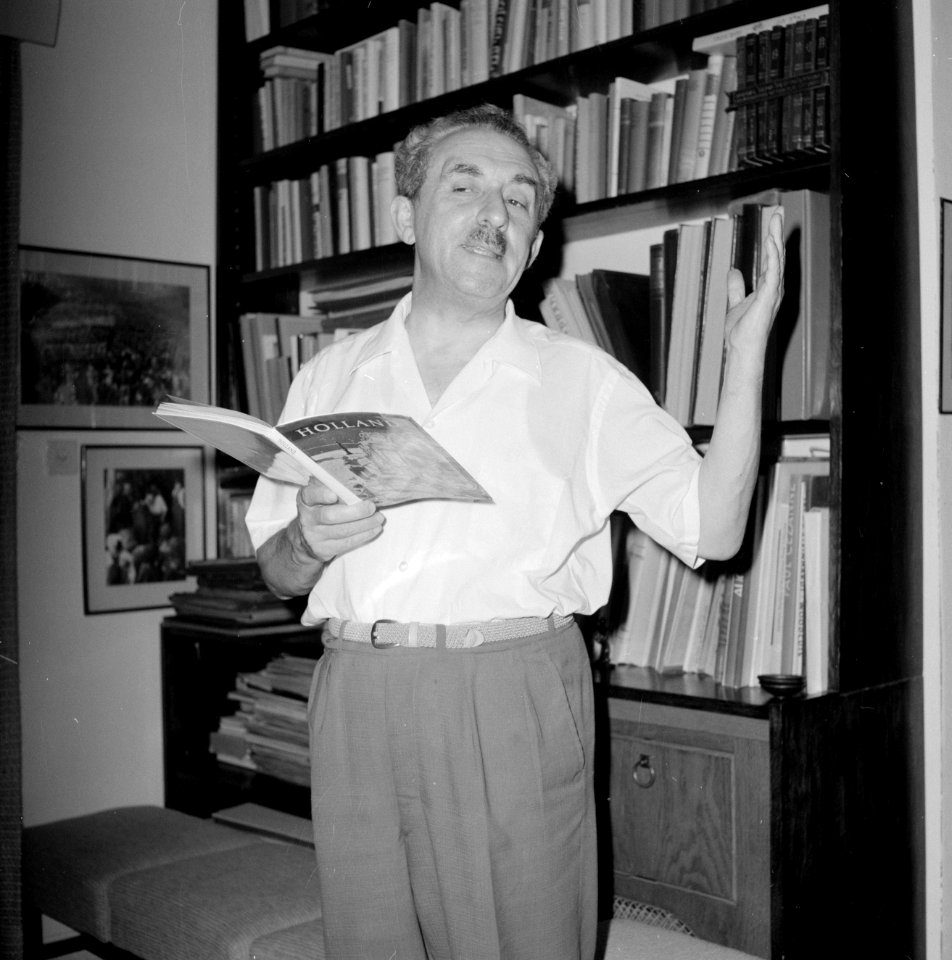 Moshe Sharett, voorzitter van de Jewish Agency, met in zijn hand een boek over H, Bestanddeelnr 255-4721