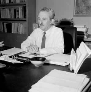 Moshe Sharett, voorzitter van de Jewish Agency, in zijn werkkamer, Bestanddeelnr 255-4728 photo