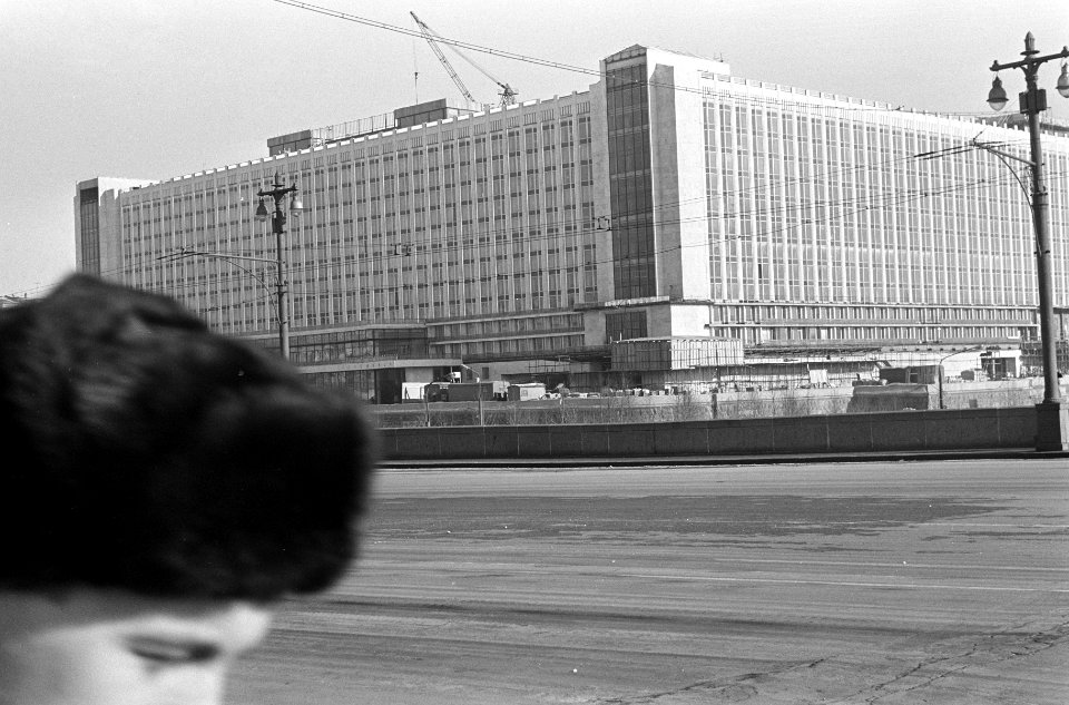 Moskou, nummer 6 en 7 nieuw hotel Rusland, nummer 8 links Kremlin en rechts Basi, Bestanddeelnr 920-1216